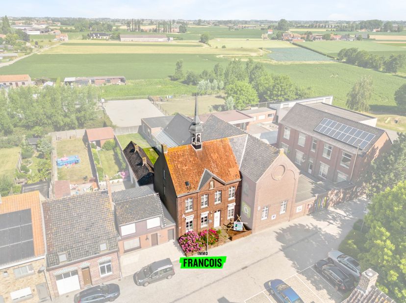 Dans la commune de Proven (partie de la ville de Poperinge), se trouve cet ancien bâtiment de couvent. Cette propriété est située dans une rue calme e
