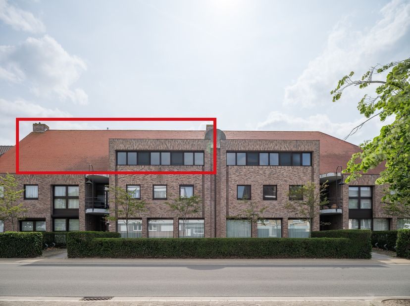 In de Zeelaan te Koksijde vinden we dit zeer ruim (145 m²) appartement met zongericht terras (25 m²) te koop. Het appartement is zeer rustig gelegen d