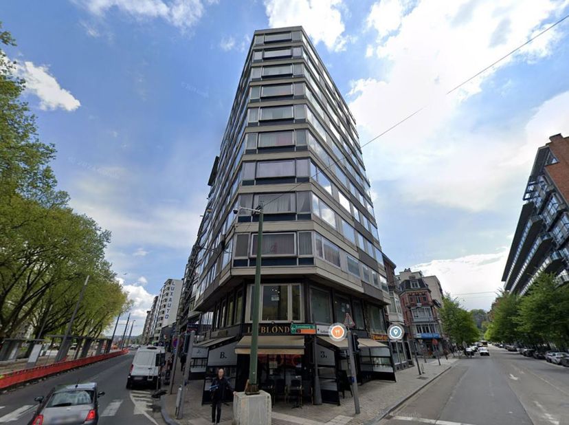 Liège  Studio lumineux avec vue dégagée&lt;br /&gt;
Situé au 3 étage dune résidence calme et bien entretenue, ce studio bénéficie dune belle vue sur lAvenue