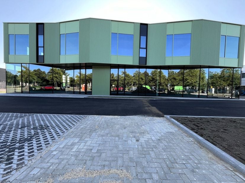 Bedrijfshal (unit 7) van 237m² is gelegen op een toplocatie aan de Gouverneur Roppesingel 12 naast de Grote Ring in Hasselt naast schuin tegenover VOK