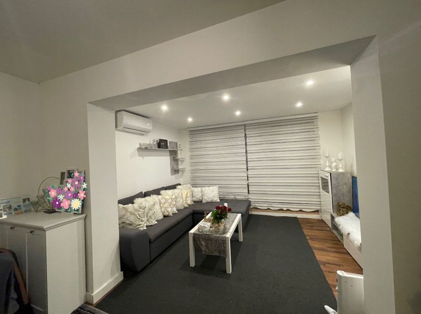 Afzonderlijke ruimtes: living annex keuken, kleine slaapkamer annex bergruimte , toilet, douche, berging in de kelder voor wasmachine + fiets. 33 m2&lt;b