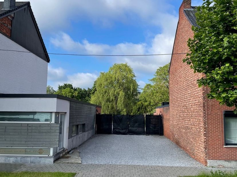 Op zoek naar de perfecte plek om jouw droomhuis te bouwen? We bieden u een centraal gelegen bouwgrond voor gesloten bebouwing, gelegen op een toplocat
