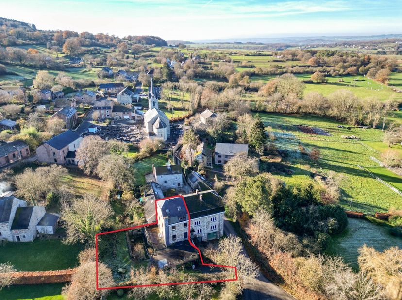 Lagence immobilière ERA B-LUX a le plaisir de vous présenter cette magnifique maison 3 façades, située dans le paisible village de Heyd. Implantée sur