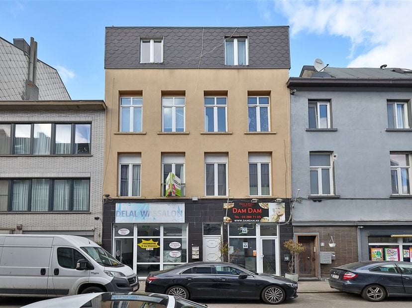 Bent u op zoek naar een opbrengsteigendom in Antwerpen? Zoek niet verder! Dit vergund opbrengsteigendom bestaat uit 2 handelsruimtes en 3 appartemente