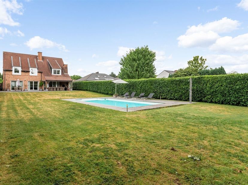 Prachtige villa op een perceel van 2.035m² met 6 slaapkamers en zwembad&lt;br /&gt;
Ontdek deze ruime villa, ideaal gelegen in Wommelgem. Met een royale bew