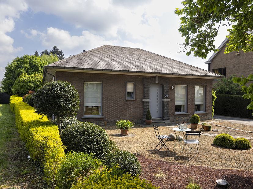 Deze karaktervolle woning uit 1970 bevindt zich op een totaal perceel van 2.042 m², inclusief een achterliggend stuk grond van 736 m² – ideaal voor di