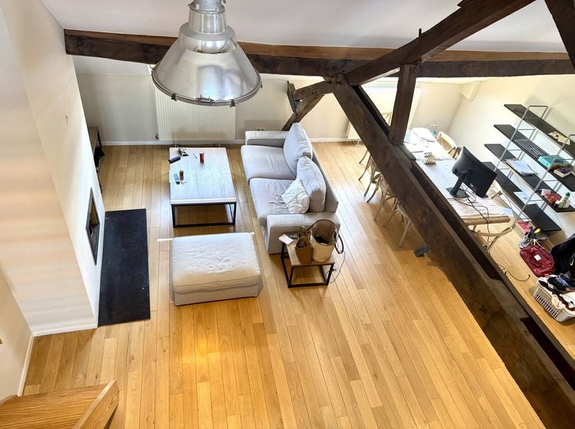 Victoire-Junot vous propose Place du Grand Sablon, superbe penthouse entièrement meublé d&#039;une superficie de 80 m² avec mezzanine.  il se compose d&#039;un