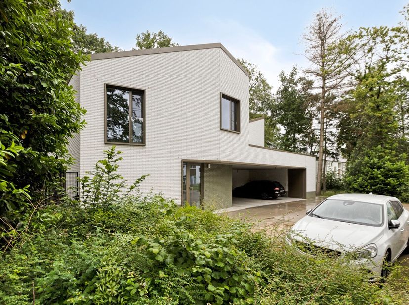 In de groene en rustige Residentiewijk bevindt zich deze ruime halfopen villa met vier slaapkamers  een ideale woonomgeving waar natuur, geschiedenis