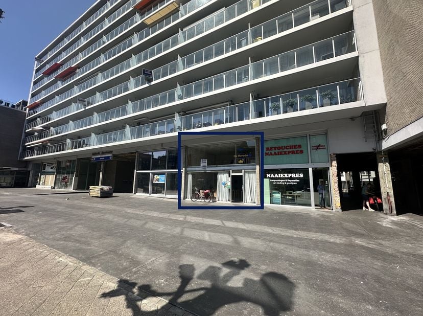 Ce bien commercial de 206 m² bénéficie dun emplacement exceptionnellement avantageux au Merode-Center 9 à Turnhout, juste à côté de lentrée du Parking