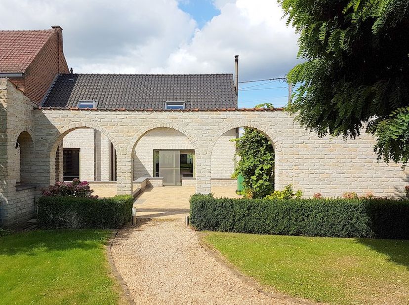 Deze landelijk gelegen woning ligt op wandelafstand van het station van Galmaarden (deelgemeente Pajottegem).&lt;br /&gt;
&lt;br /&gt;
Op het gelijkvloers vinden