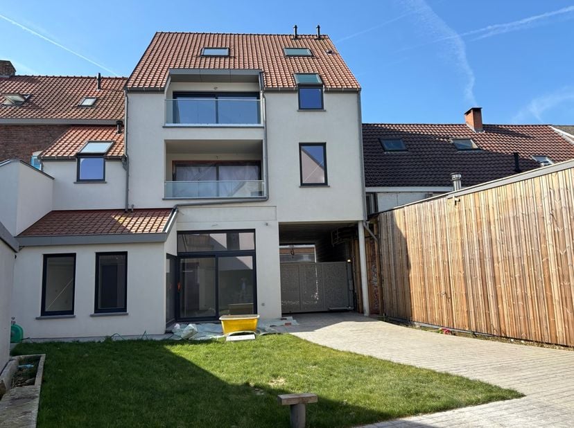 Contact : Stephan Cauchie - 0475/78.00.23 – &lt;br /&gt;
La Résidence Le Colisée est idéalement située dans le haut de la ville  (Grand Place de Lessines e