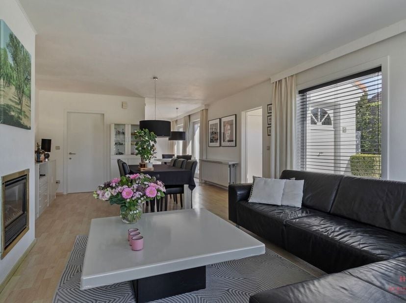 Op een perceel van 467 m² in de rustige Neerstraat vinden we deze aangename, gelijkvloerse woning. Ondanks de rustige ligging bevinden winkels, schole