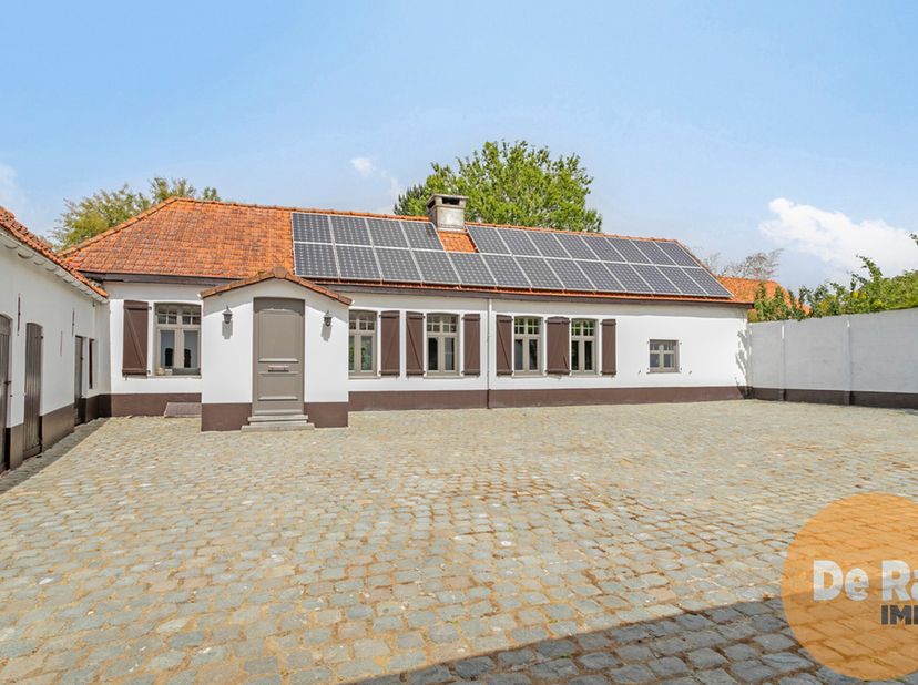 ZWALM - Deze gerenoveerde vierkantshoeve is gelegen in het rustige en landelijke Sint-Blasius-Boekel. Alle voorzieningen zoals scholen, winkels, ontsp