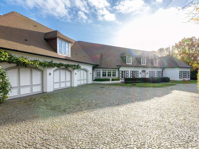 Située dans un beau quartier de villas à distance de marche du centre-ville de Maaseik, cette villa exceptionnelle est très spacieuse et dispose d&#039;un