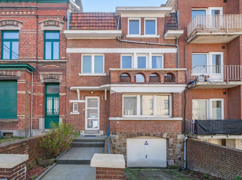 Grande demeure bourgeoise de 5 chambres entièrement rénovée, située à la limite du quartier du Beau-site et à proximité des grands axes et des facilit
