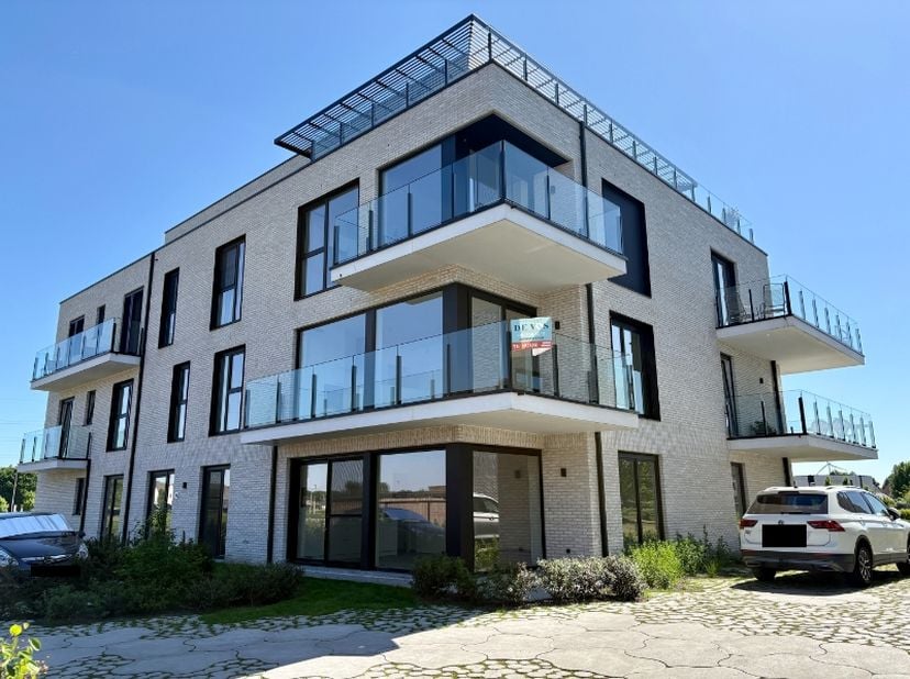 Dit appartement op de eerste verdieping maakt deel uit van een centraal gelegen nieuwbouwproject met residentieel karakter, nabij omliggende weilanden