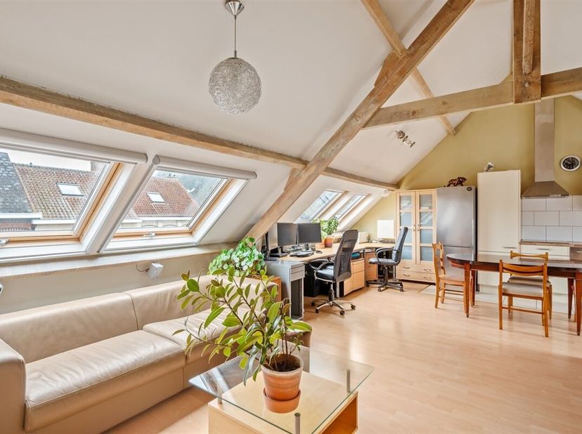 Aangenaam dakappartement met overdekte autostaanplaats, gunstig gelegen pal in het landelijke dorpscentrum van Beerzel (Putte). &lt;br /&gt;
Dit instapklare