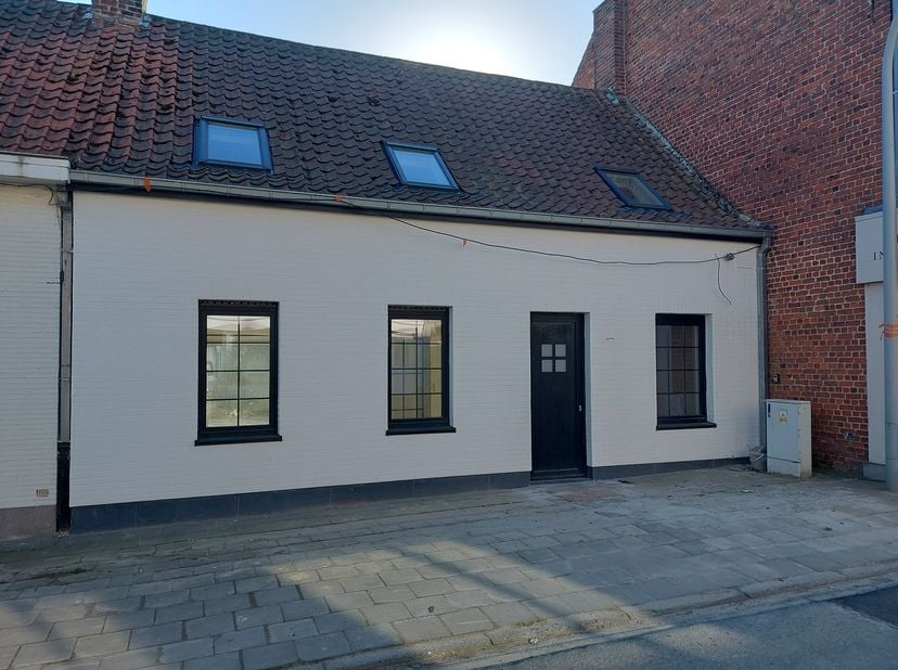 Fantastisch gerenoveerde charmewoning met 3 slaapkamers en grote tuin. Inkom met buro/berging en toilet, living met open keuken en tuinzicht, terras e