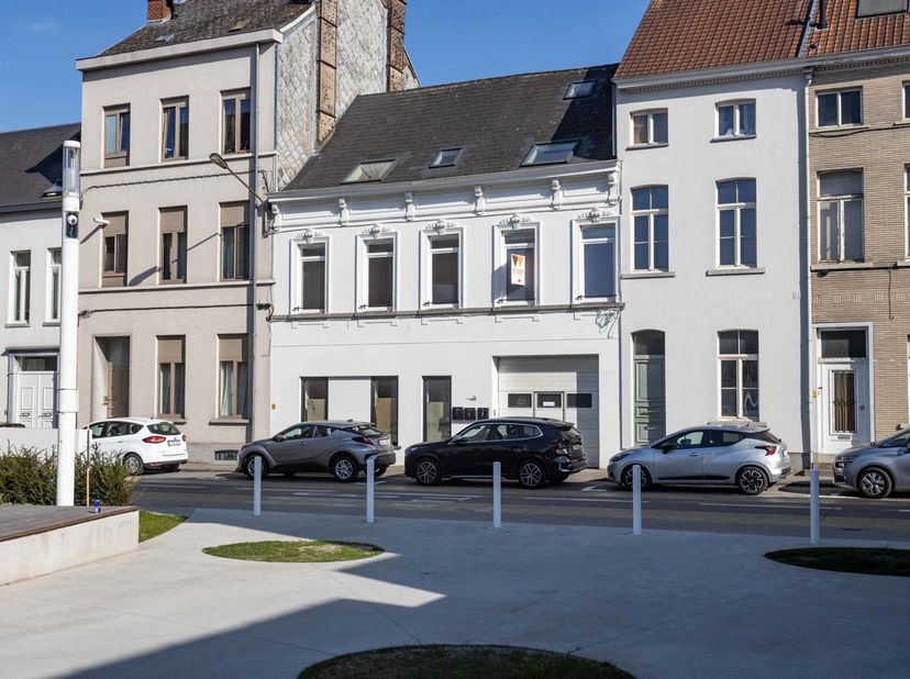Cet appartement entièrement rénové dans un immeuble avec ascenseur est situé au centre ville, à deux pas de la gare et de la Grand Place ! Il a été ré