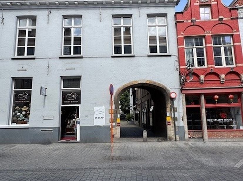 In het centrum van de bruisende stad Brugge kan u dit ruim appartement terug vinden in de typisch Brugse stijl. Op wandelafstand van verschillende win