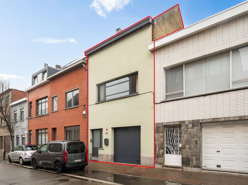 Ruime woning (180m²) voorzien van drie slaapkamers, gezellige tuin en garage op toplocatie te Merksem! &lt;br /&gt;
Ligging: Gelegen op toplocatie te Merkse
