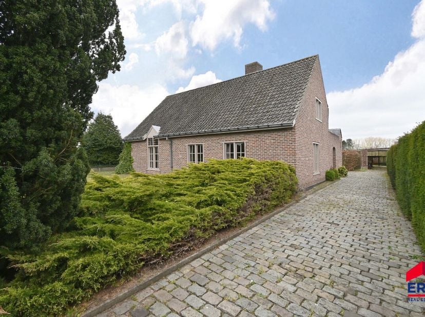 Bent u op zoek naar een woning met uitstraling, ruimte én potentieel? Dan is deze charmante woning precies wat u zoekt! Gelegen in een rustige, landel