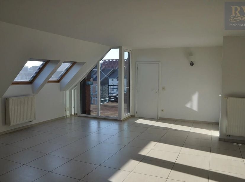 KNAP APPARTEMENT VAN 81M² MET ZONNIG TERRAS IN HASSELT CENTRUM MET ONDERGRONDSE PARKEERPLAATS&lt;br /&gt;
Op zoek naar een aangenaam en lichtrijk appartemen