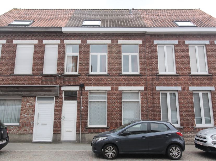 Gelegen in het bruisende centrum van Langemark op wandelafstand van winkels, scholen, bushaltes en andere voorzieningen, vind je deze gezellige en ins