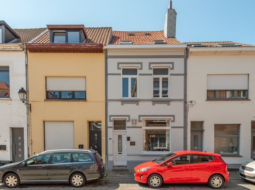 Ontdek nu deze volledig te renoveren rijwoning op een steenworp van het strand te Heist.&lt;br /&gt;
Vlakbij het Heldenplein te Heist vinden we deze ruime w