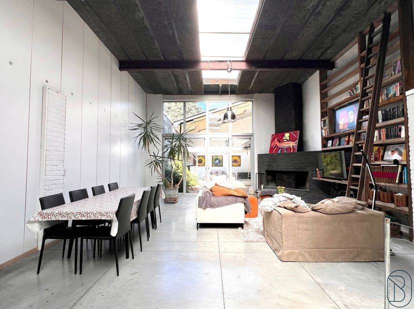 UNIEKE LOFT met GROOT en ZONNIG TERRAS (60 m2) en STAANPLAATS op een goede ligging te Waregem! INDELING: inkom, bureauruimte of slaapkamer, grote leef