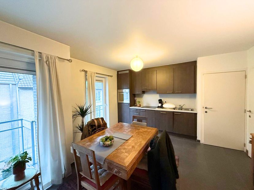 Dit appartement met 1 slaapkamer is gelegen in het centrum van Waregem. Binnen de leefruimte is er plaats voor zowel een gezellige zithoek alsook een