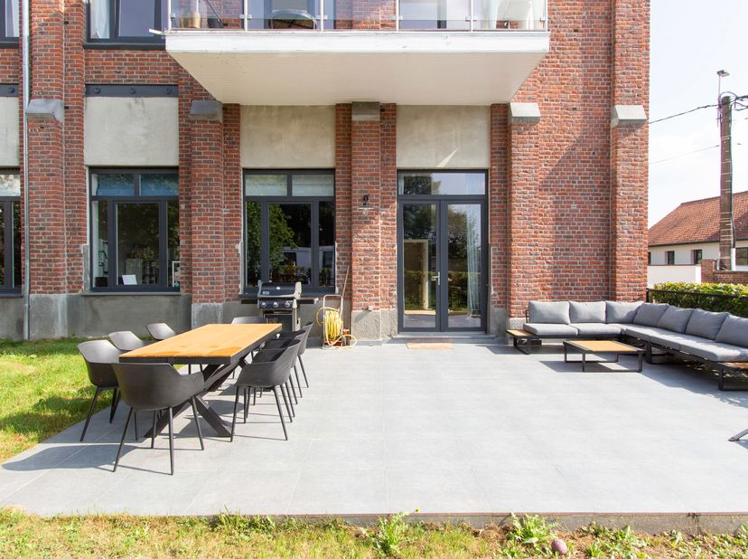 GENVAL, Mahiermont wijk, prachtig APPARTEMENT (2bed/2bath) met TUIN gelegen in een rustige omgeving dicht bij alle voorzieningen. Het bestaat uit een