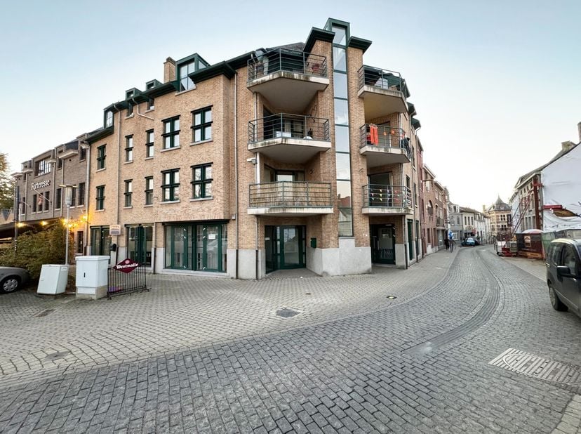 Op de bovenste verdieping van Residentie Speelhof in het centrum van Borgloon vinden we dit gezellig appartement terug.&lt;br /&gt;
&lt;br /&gt;
Het wordt ingedee