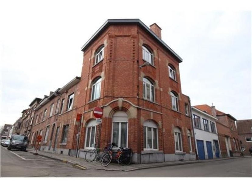Deze studio is gelegen in het centrum  van Leuven. &lt;br /&gt;
Gerenoveerde studio gelegen op de eerste verdieping met leefruimte, open keuken, badkamer en