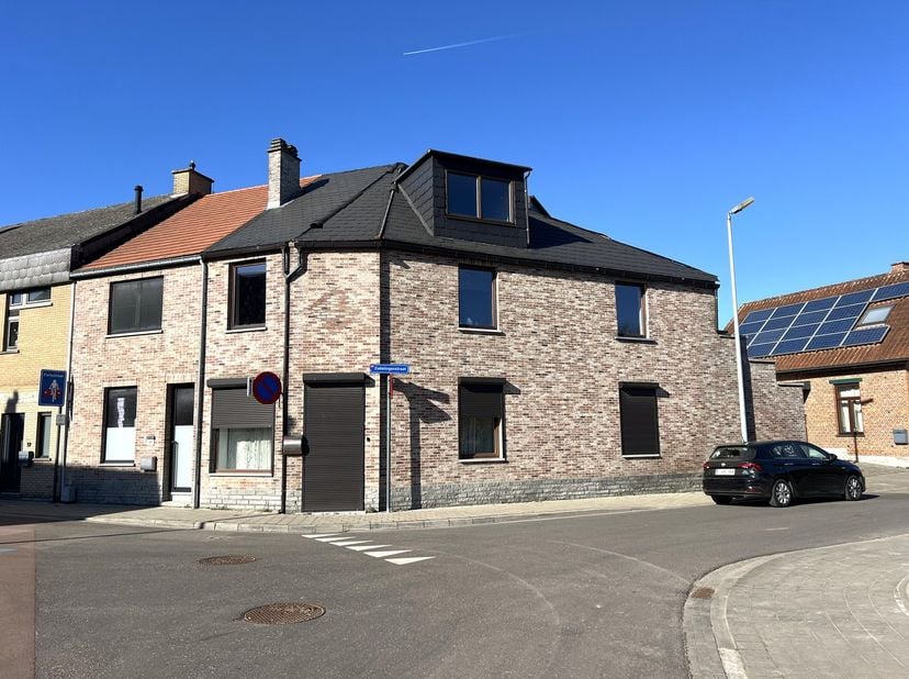 Bent u op zoek naar een ruime en instapklare woning op een strategische locatie in Leuven? Dit charmante hoekpand aan de Hoegaardsestraat 103 biedt ee