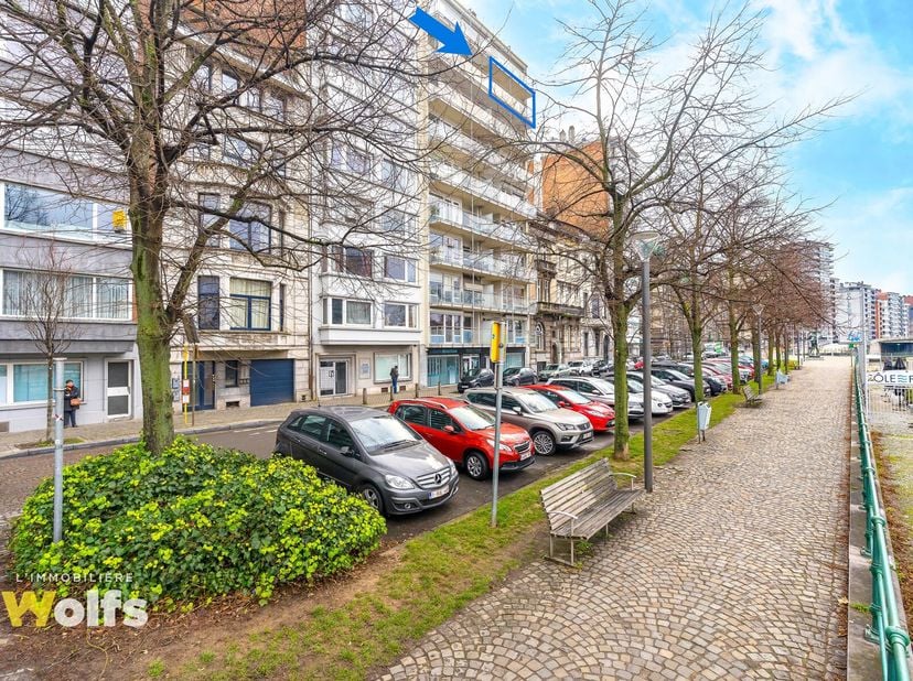 Idéalement situé au cur de Liège, l&#039;Immobilière Wolfs vous présente cet agréable appartement deux chambres, en bord de Meuse ! Rez-de-chaussée : hall