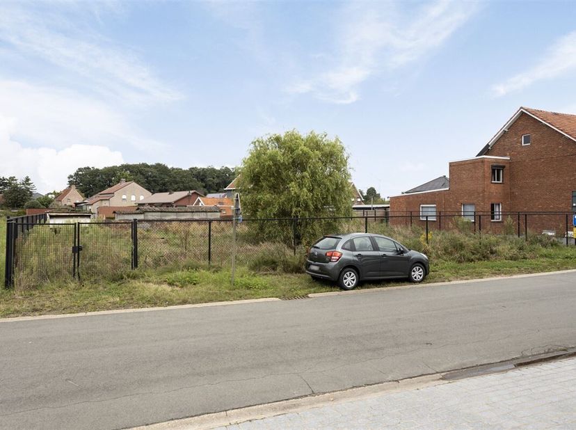 Op een erg rustige locatie in Deurne Diest, in de Schomstraat vinden we dit perceel bouwgrond voor open bebouwing terug. &lt;br /&gt;
Het centrum van Tessen