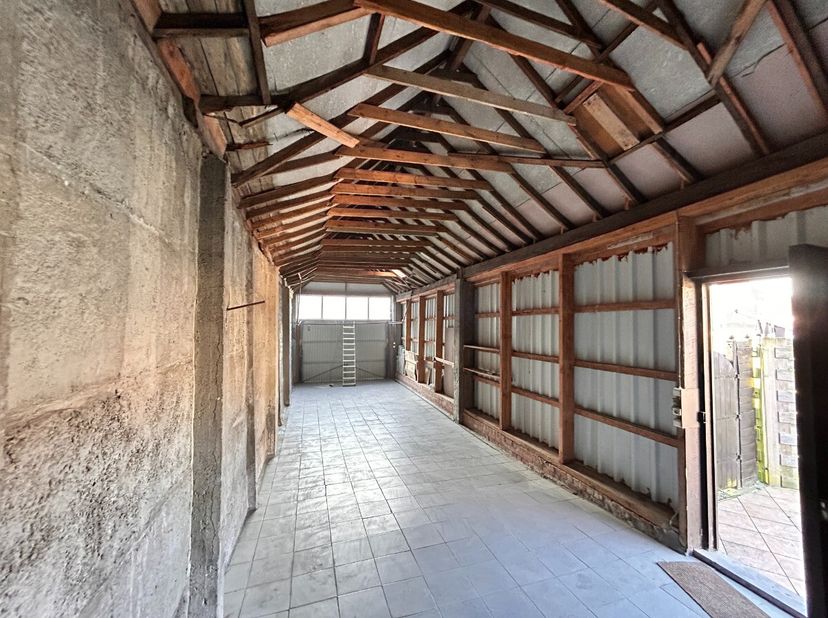 Maison dans une rue calme avec un hangar de +/- 50m² (peut être utilisé comme garage).Cette maison possède une citerne de pierre et pluie. Il y a un s