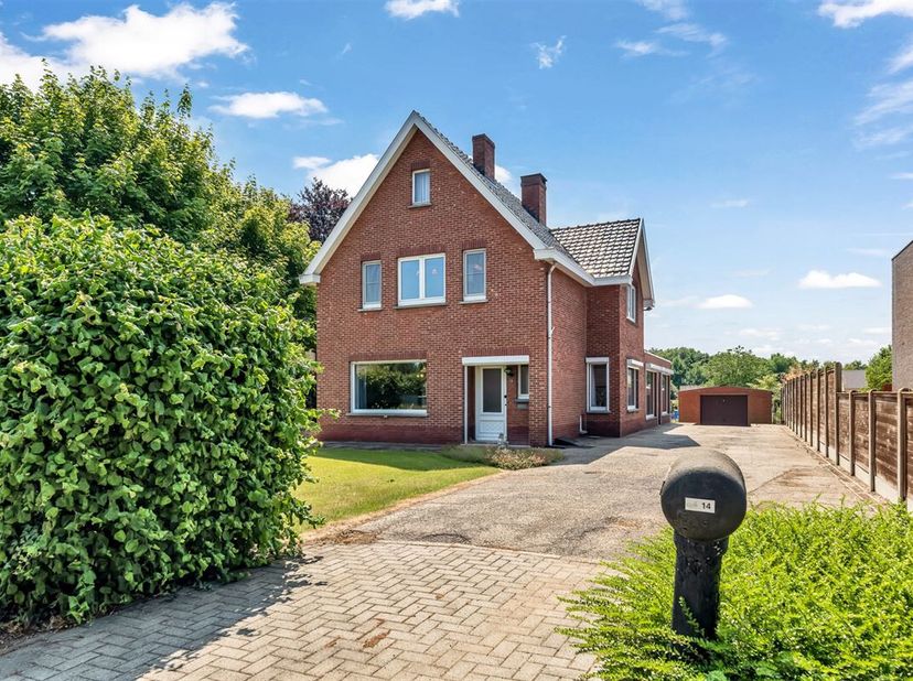 Op te frissen maar zeer goed onderhouden vrijstaande woning met 3 slaapkamers rustig gelegen op een ruim perceel 7a78ca in de nabijheid van het centru