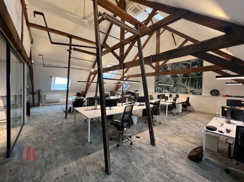 Kantoorruimte van 214 m² te huur met industriële look in Eskimofabriek Gent. Deze locatie is uitstekend bereikbaar via de R4 (2km), E17 (5km), E40 (7k