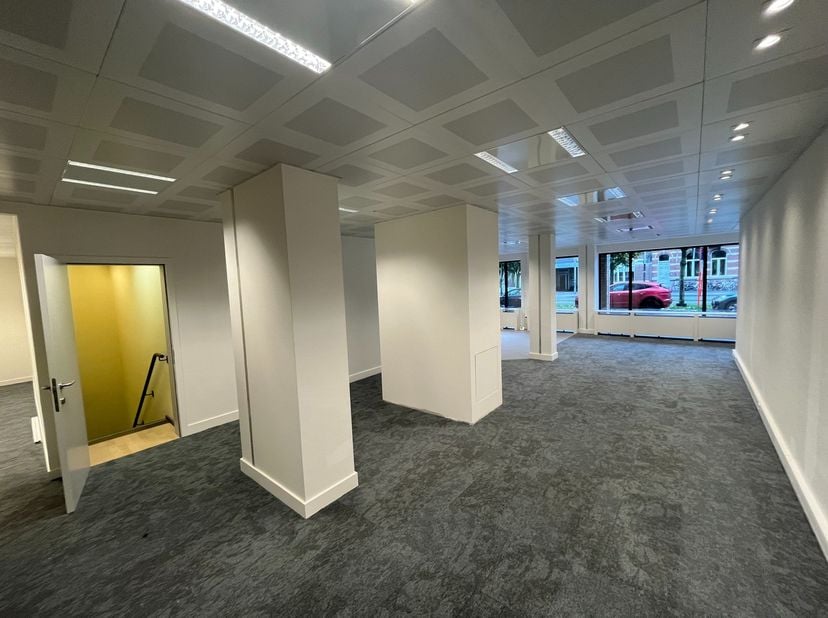 Deze split-level retail/kantoorruimte (+/- 240m²) met grote visibiliteit is gelegen aan de Martelarenlaan aan de binnenzijde van de kleine ring tussen
