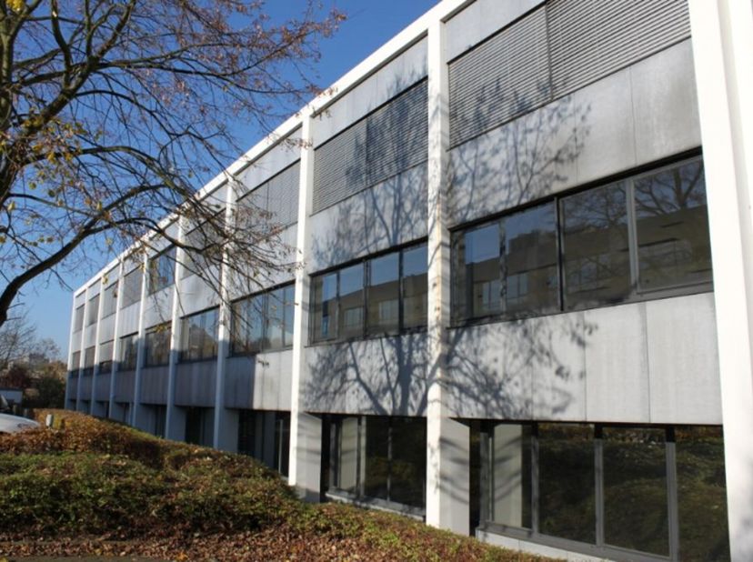Kantoorgebouw met opslag te koop, ideaal gelegen vlakbij de E40 en de luchthaven van Zaventem.&lt;br /&gt;
Strategische locatie voor veel bedrijven en hoofd