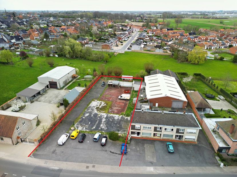 Le terrain d&#039;environ 2041 m² est situé le long de la Roeselarestraat à Hooglede, près du centre. À 3 minutes en voiture du Rijksweg (R32) et à 10 minu