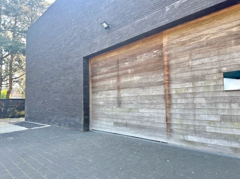 Deze opslagruimte heeft een strategische ligging vlakbij belangrijke invalswegen en de nabije bedrijfsterreinen ! Het magazijn van 120m² is voorzien v