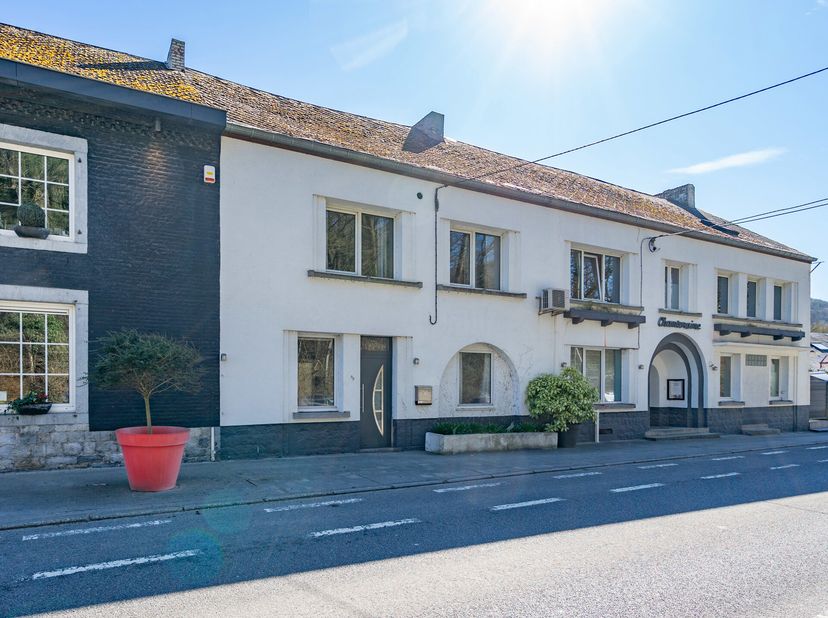 Easyhome vous propose à le vente un bien située en bord de Meuse et bénéficiant dun accès direct au halage par le jardin.&lt;br /&gt;
Le bien se compose au