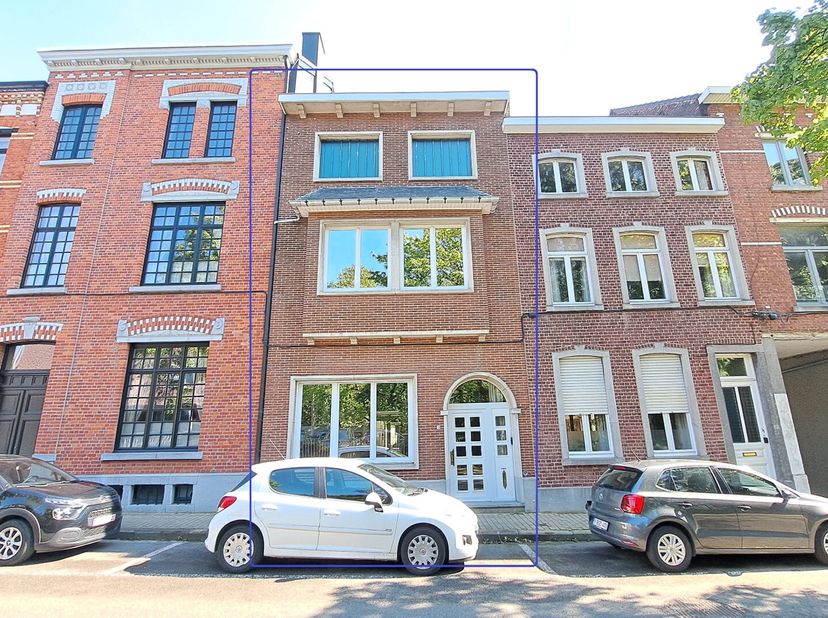 Pal in het centrum tegenover het stadspark en nabij de Grote Markt ligt deze mooie burgerwoning op een perceel van 2a 90ca met aangename stadstuin met