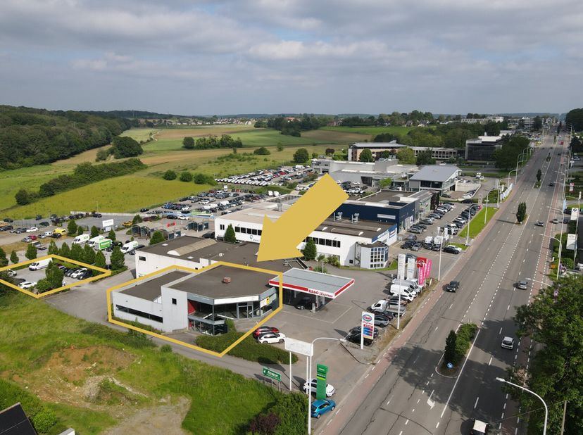 À l&#039;entrée de Namur, profitez d&#039;une visibilité exceptionnelle sur un axe très fréquenté ( N4 )avec cette surface commerciale de +00 m² répartis sur 3