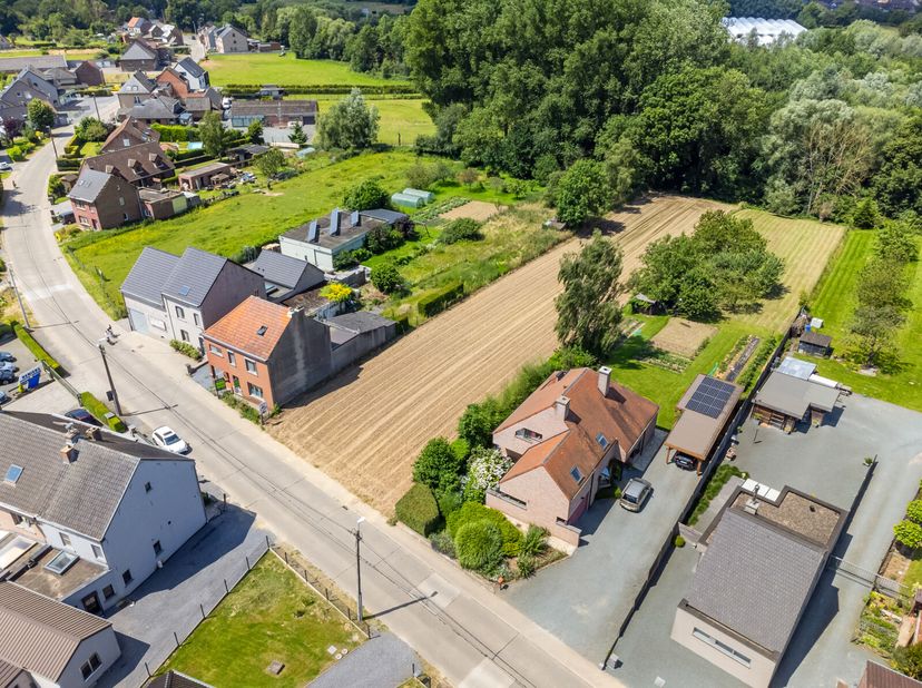 Dit perceel bouwgrond is bestemd voor het bouwen van een eengezinswoning zijnde open bebouwing met landelijk karakter met twee bouwlagen of één bouwla