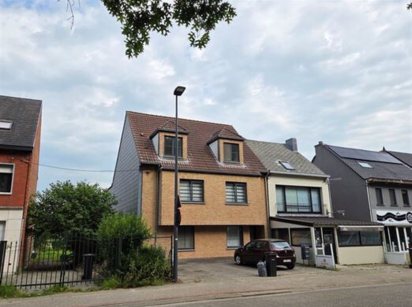 GEZELLIG EN LUMINEUS APPARTEMENT MET 1 SLAAPKAMER, GROOT TERRAS 22M² EN AUTOSTAANPLAATS.&lt;br /&gt;
 2de verdieping - ligging nabij centrum met vlotte bere