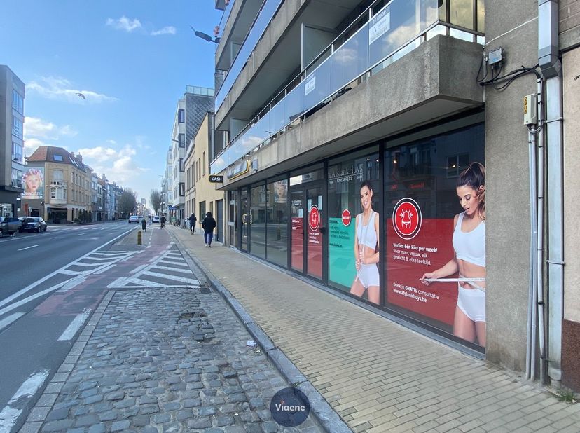 Handelsgelijkvloers commercieel gelegen op een drukke passantenlocatie te Mariakerke - open handelsruimte van 115 m² geschikt voor verschillende hande